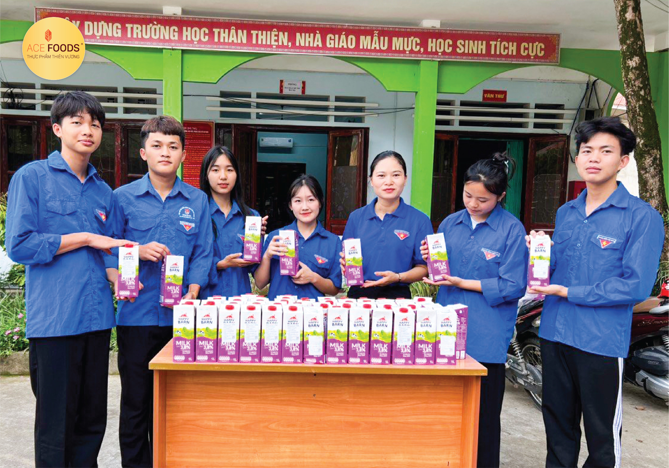 Thiên Vương ACE FOODS trợ sữa tươi nguyên kem Happy Barn 3.8% độ béo cho các em học sinh tại huyện Xín Mần