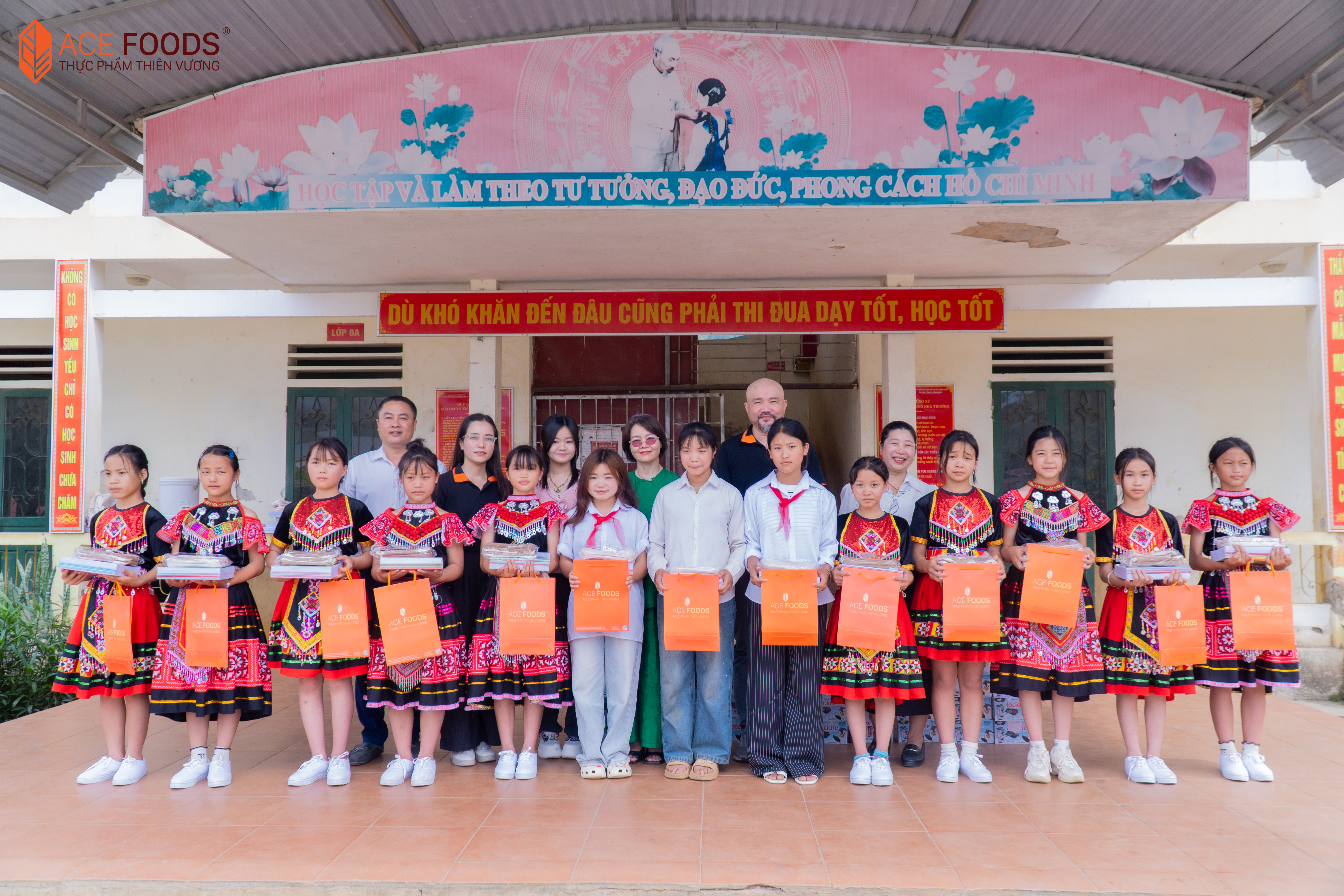 Thư viện cho em mùa 4: Thiên Vương ACE FOODS mang tri thức đến với học sinh xã Pà Vầy Sủ, Tuyên Quang
