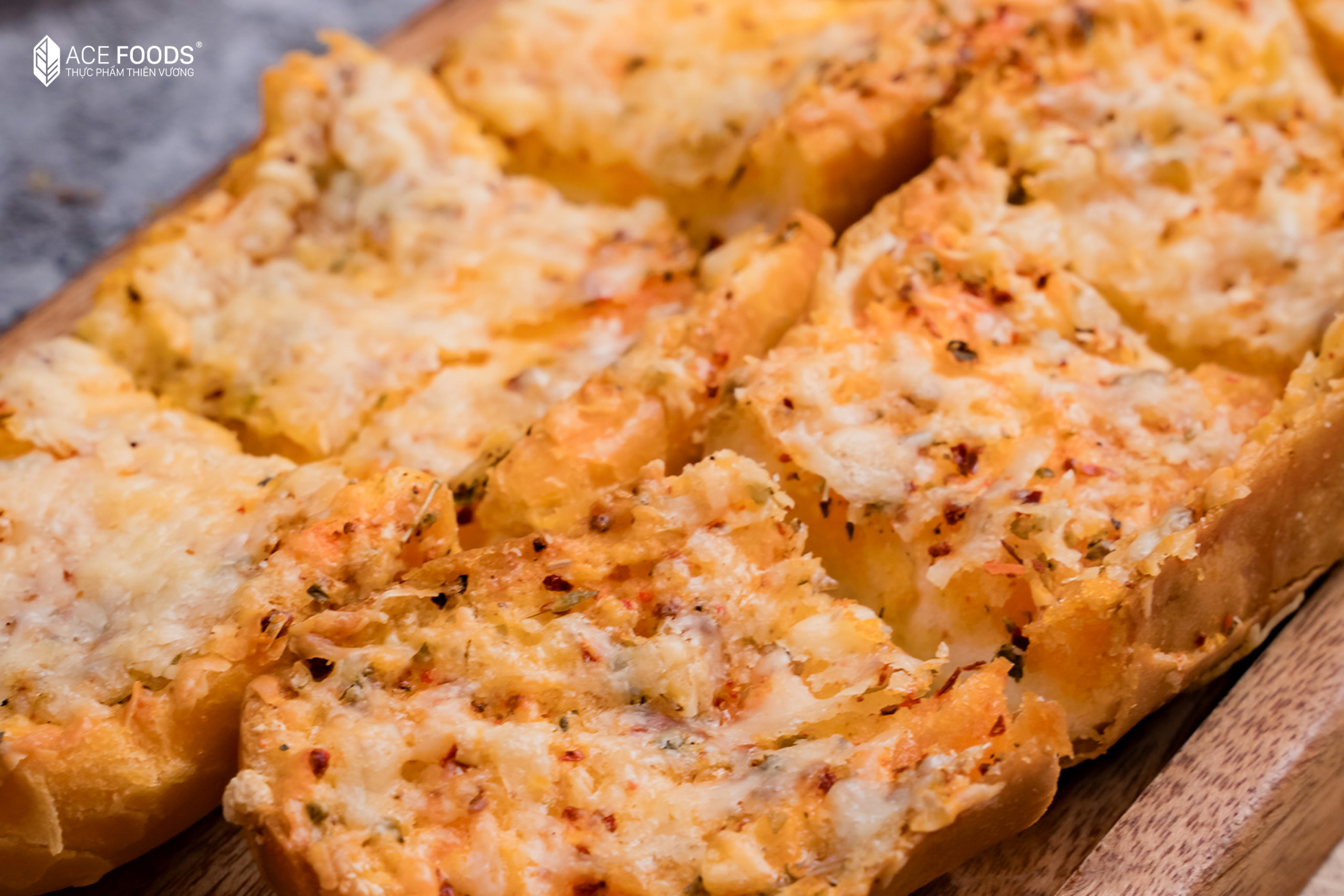 Bánh mì bơ tỏi Parmesan thơm lừng, giòn rụm khiến ai cũng muốn ăn thêm