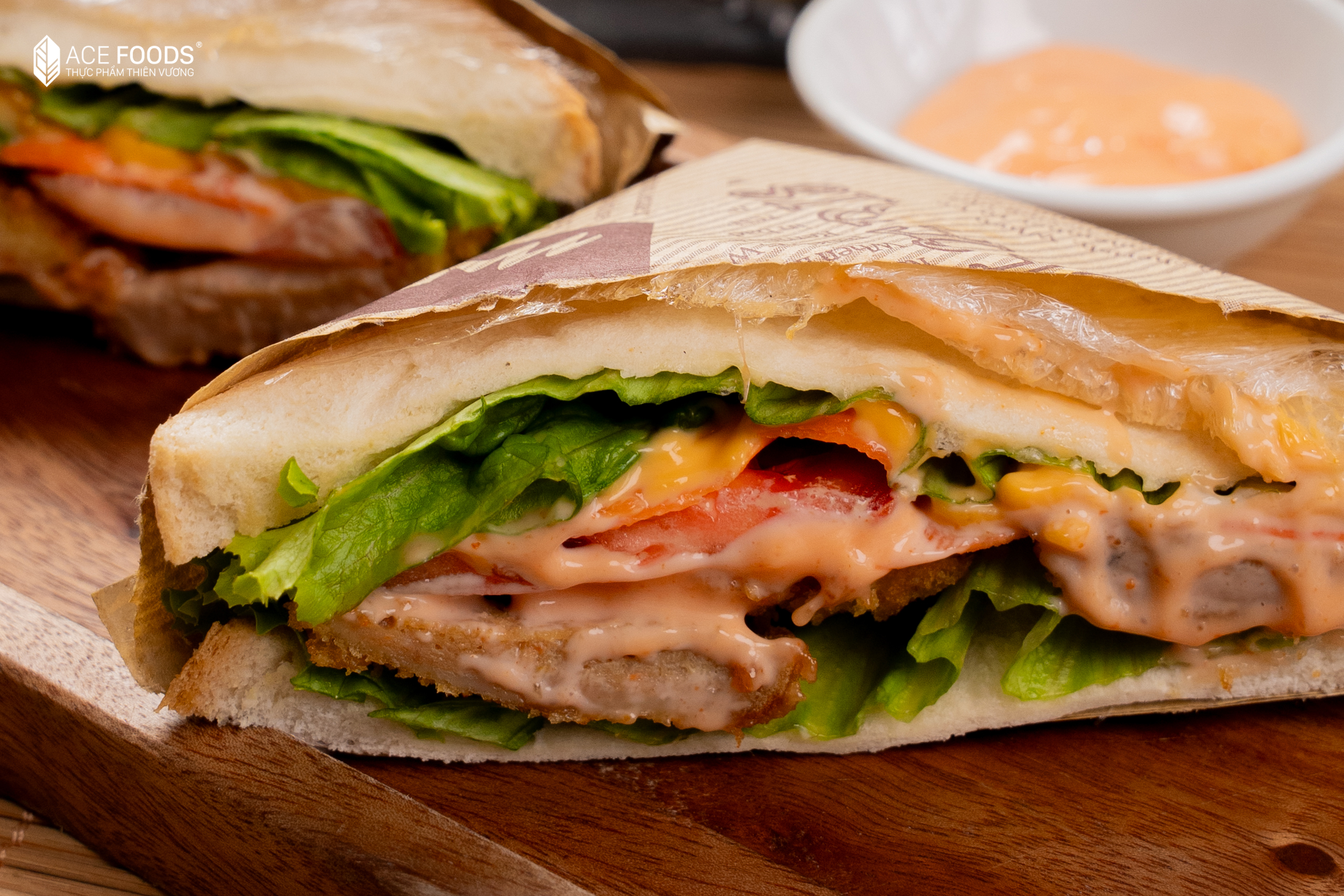 Sandwich bánh gà giòn rụm, đầy ắp nhân cho bữa ăn nhanh tiện lợi