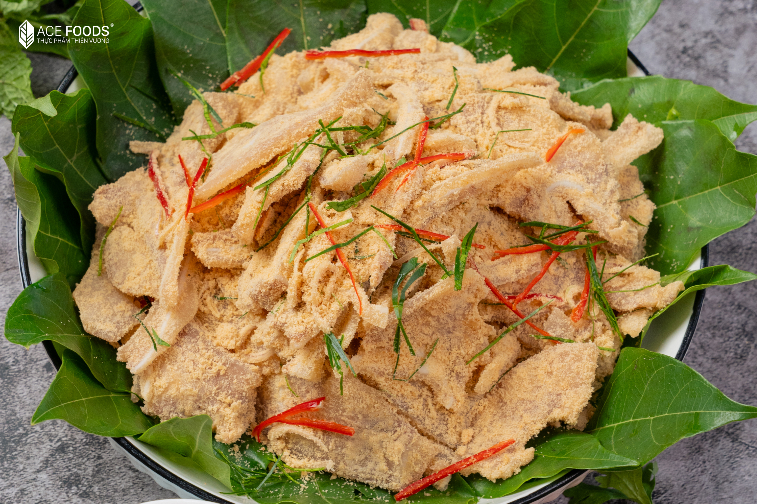 Tai heo trộn thính giòn sần sật, thơm bùi hấp dẫn ai ăn cũng mê