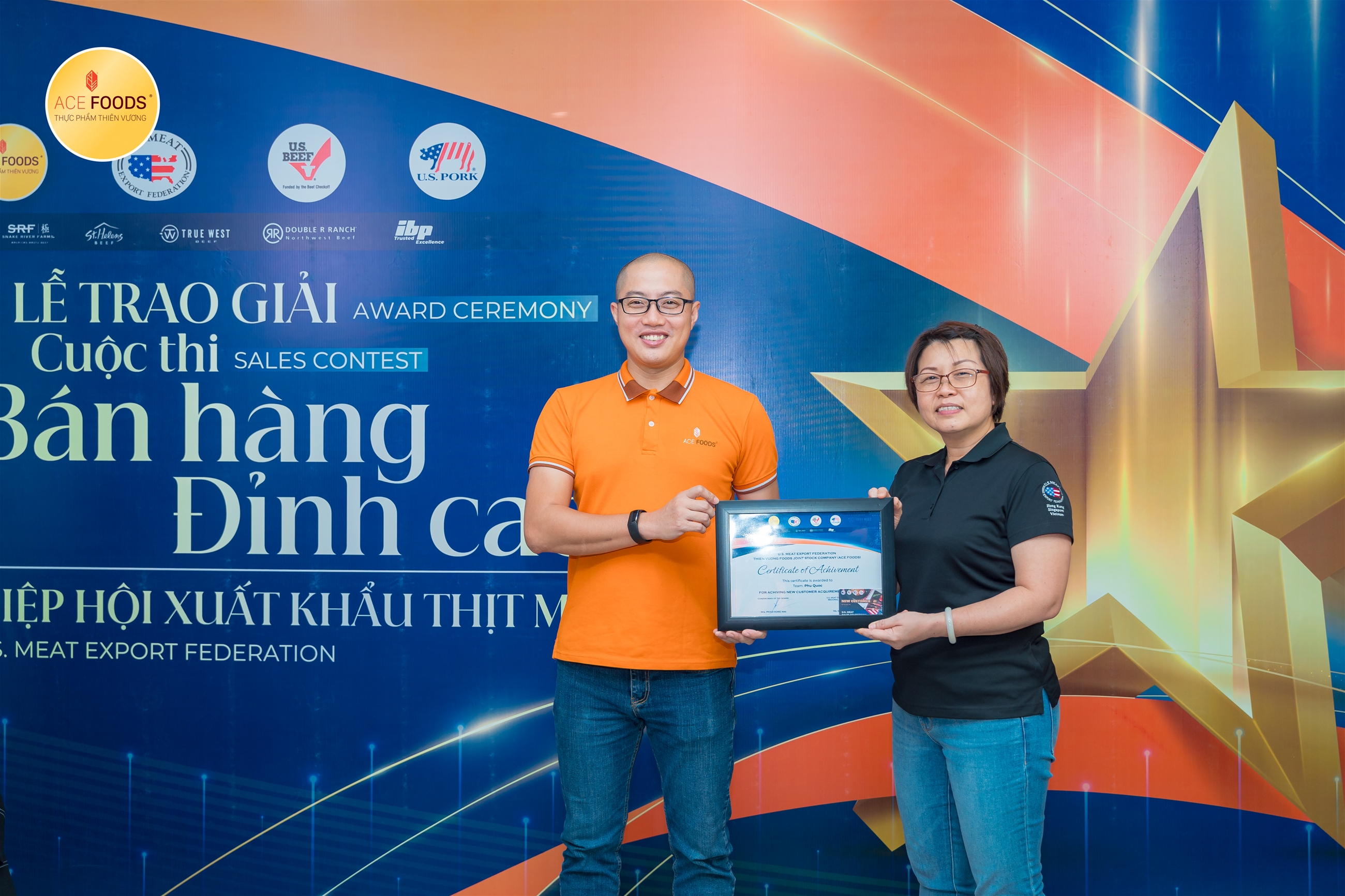 Ông Nguyễn Quang Tùng - Giám đốc kinh doanh Miền Bắc đại diện nhận các giải cá nhân và đội nhóm của Phú Quốc