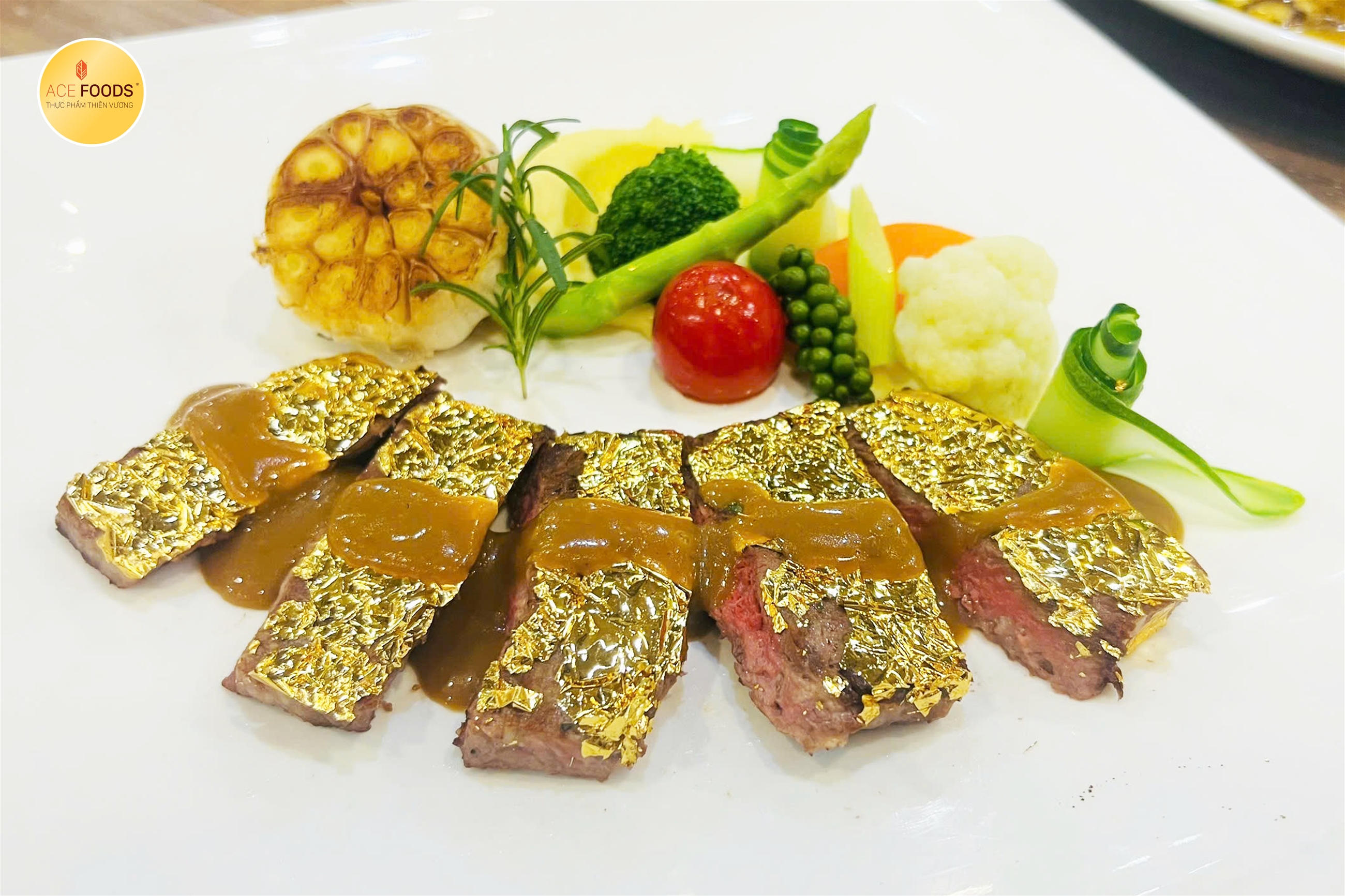 Bít tết Striploin Mỹ dát vàng