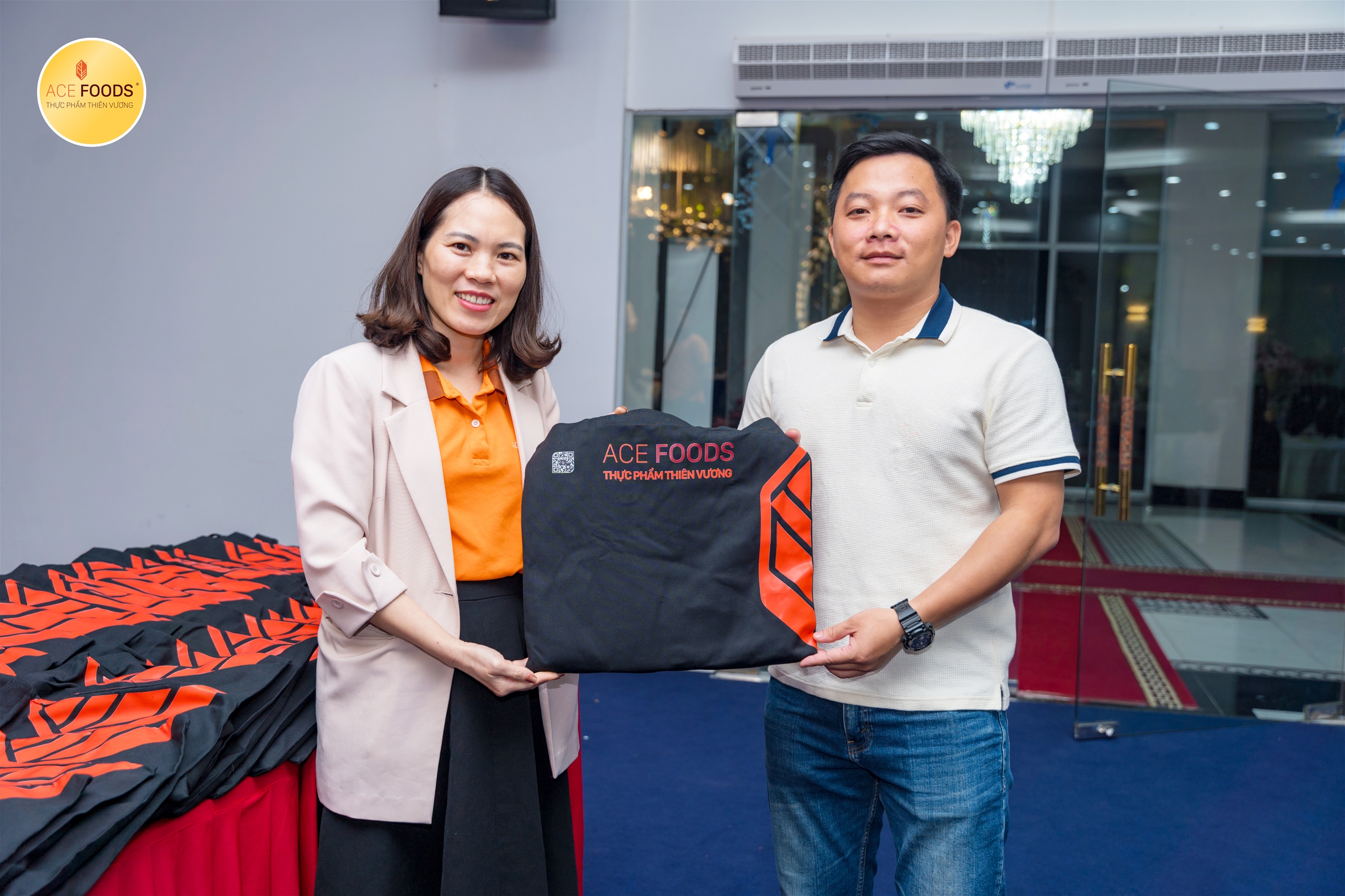 Khách mời tham dự nhận những phần quà ý nghĩa từ BTC và nhà tài trợ
