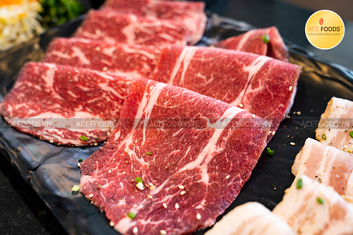   Nạc vai bò Mỹ Black Angus St.Helens hạng Choice có tỉ lệ vân cẩm thạch cao tạo độ mềm cho miếng thịt